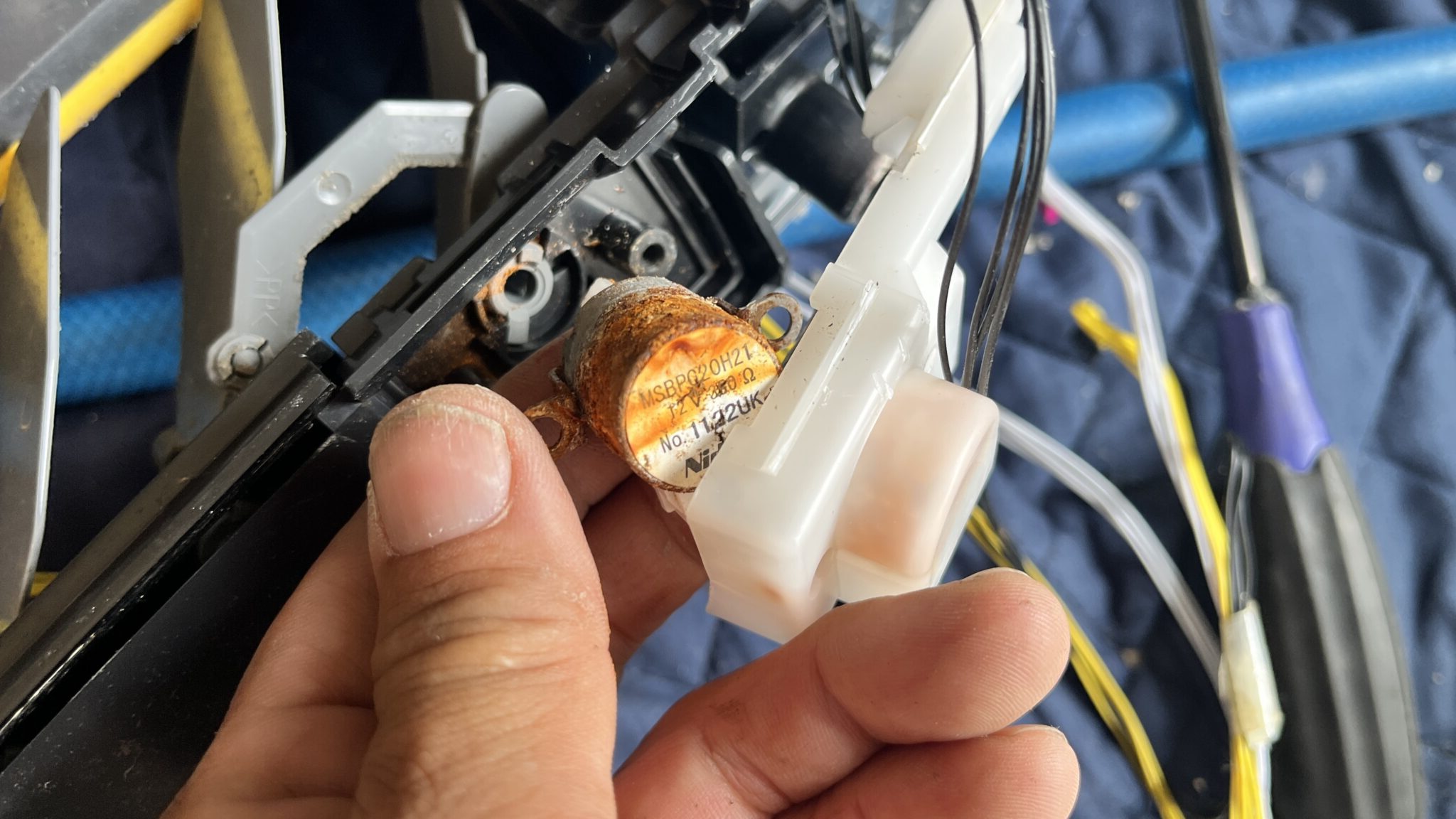 ドレンパンに取り付けられる風向きルーバー駆動モーターの金属部分に見られたサビ