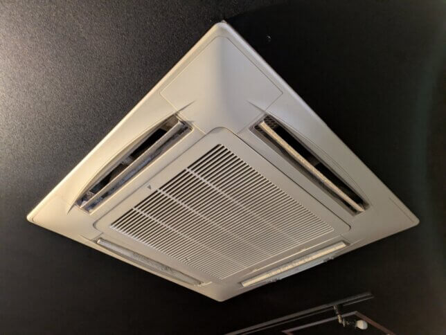 エアコン洗浄前の業務用エアコン