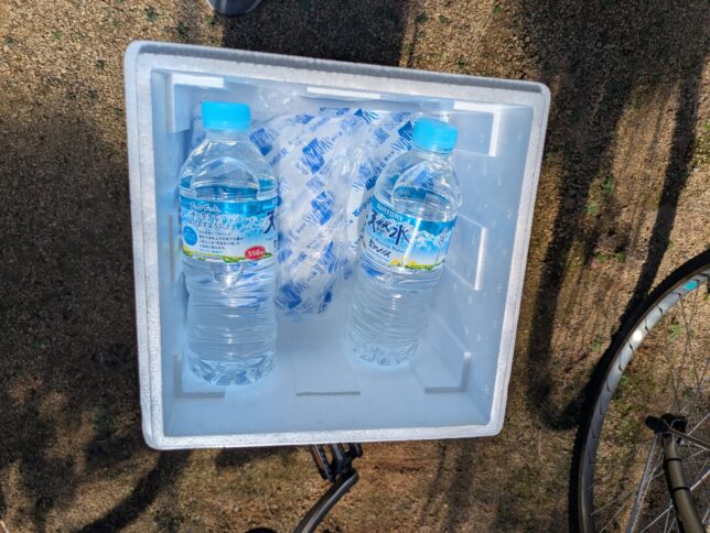 休憩でいただいた保冷剤に入ったペットボトル
