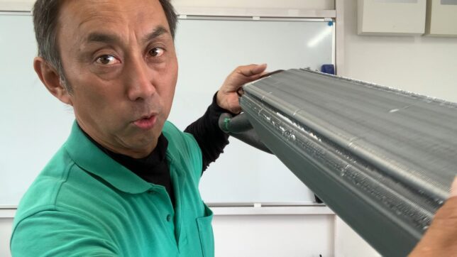 【動画解説】エアコン完全分解クリーニングと一般クリーニングの違い|熱交換器の洗浄方法を解説