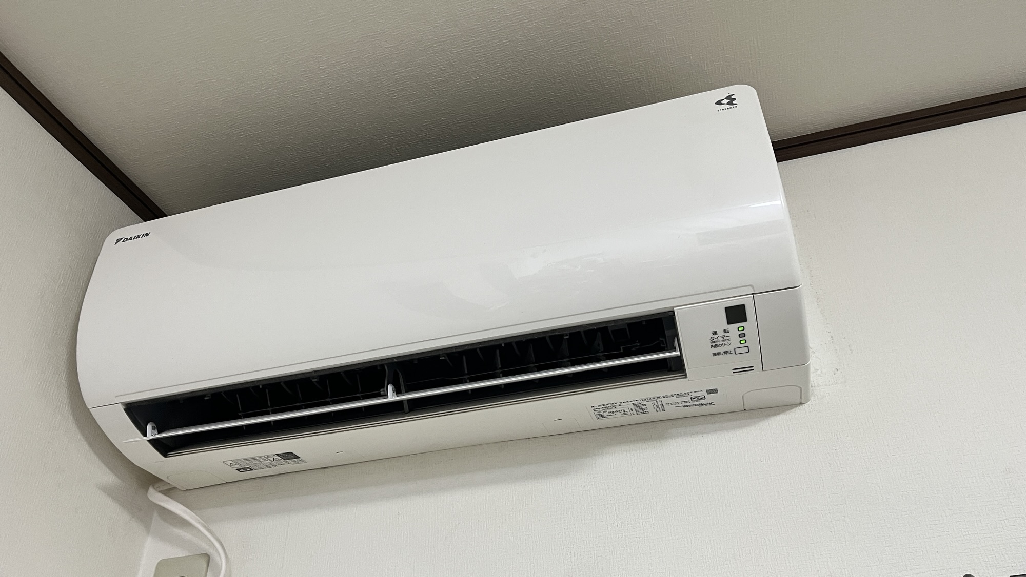 作業前のダイキン製エアコンの設置状態です。
