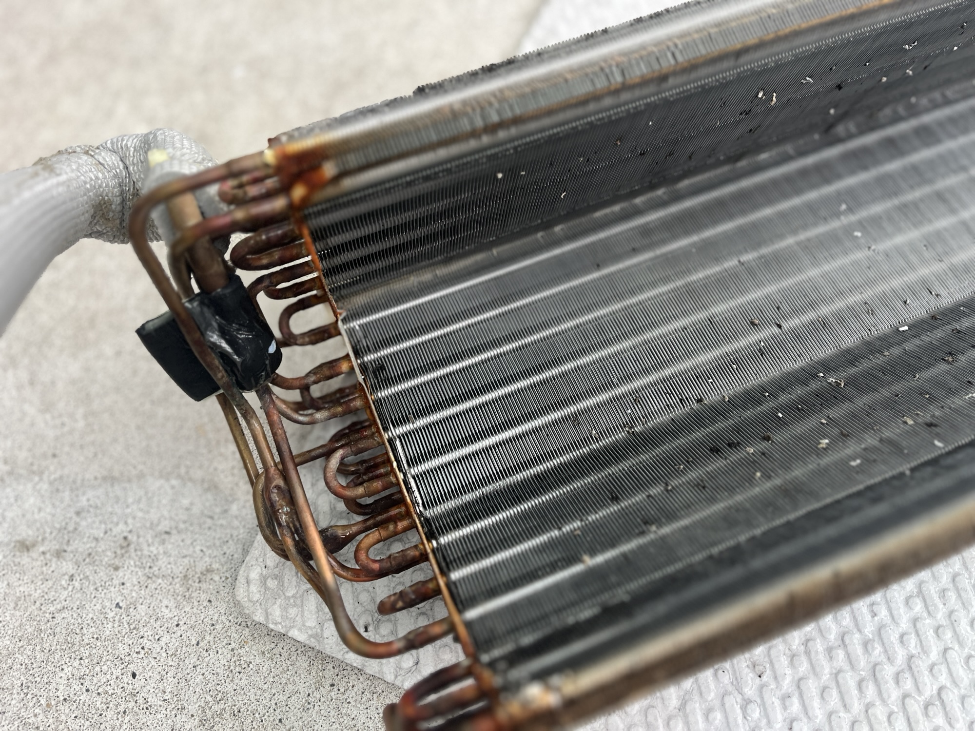 取り外した熱交換器の端部まで状態を確認しました。
